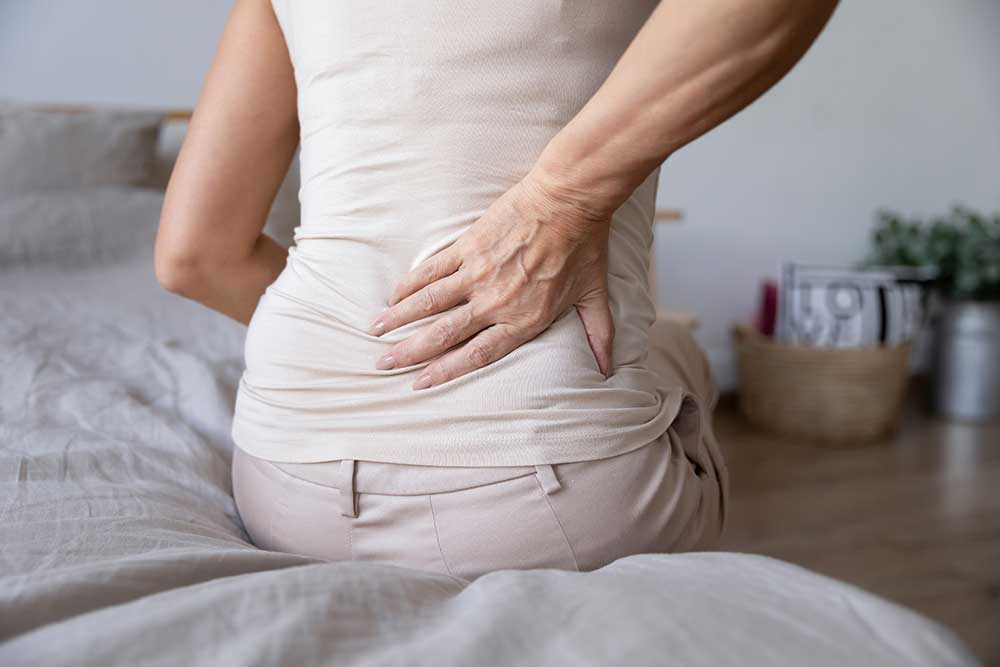 Old,Mature,Woman,Sit,On,Bed,Touch,Back,Feel,Morning
